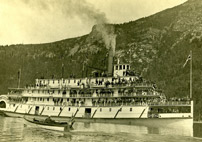 Le vapeur à une roue Nasookin avec un groupe d'excursionnistes à bord
