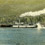 Le vapeur à une roue Moyie et une barge chargée de wagons sur le bras ouest du lac Kootenay