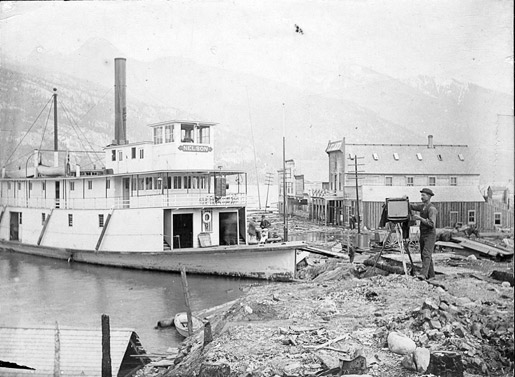 Le vapeur à une roue Nelson à Kaslo, pendant une période de montée extrême des eaux, en 1894