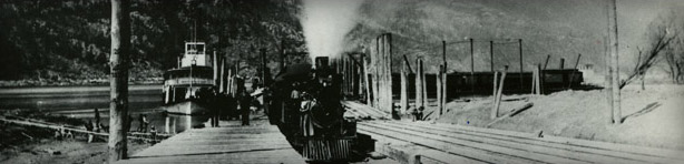 Le vapeur à une roue Moyie et un train à Kootenay Landing