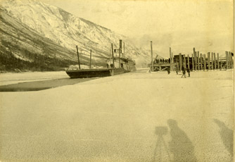 Le SS Kokanee brise la glace près de Nelson (hiver 1898)